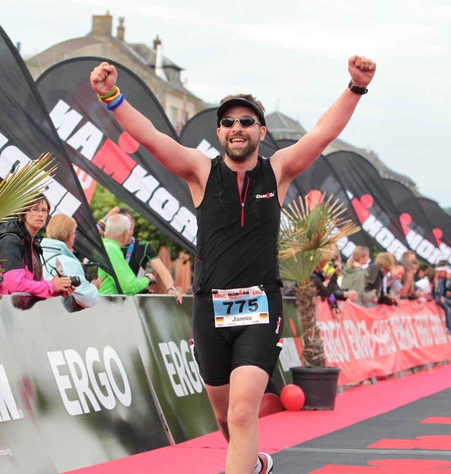 Jannis im schwarzen Einteiler reißt im Ziel des Ironman 70.3 Luxemburg die Arme hoch