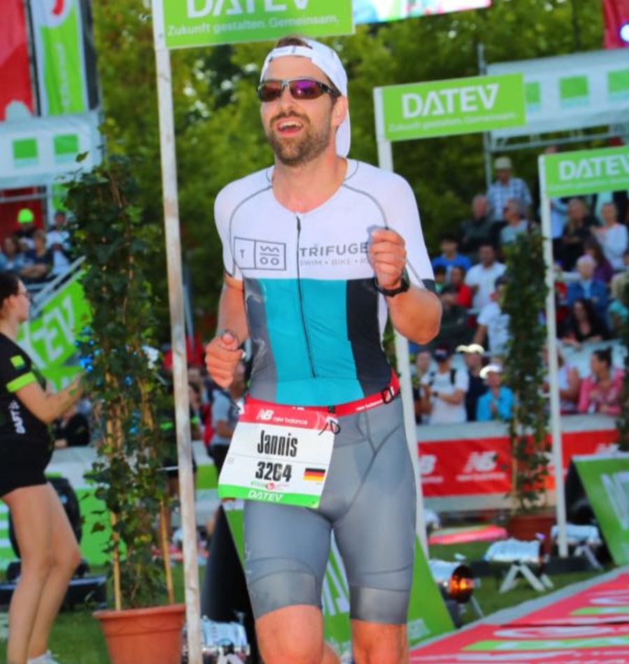Jannis kurz vor dem Ziel der Challenge Roth